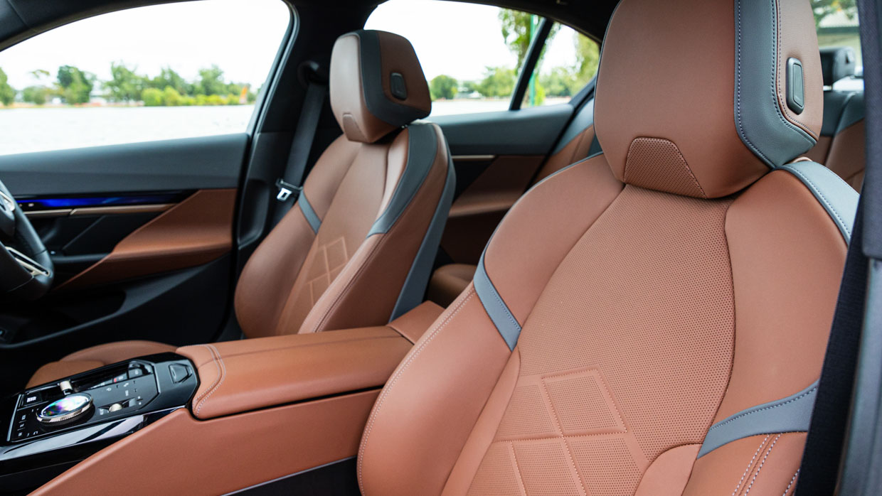 BMW 520i 2024 front seats