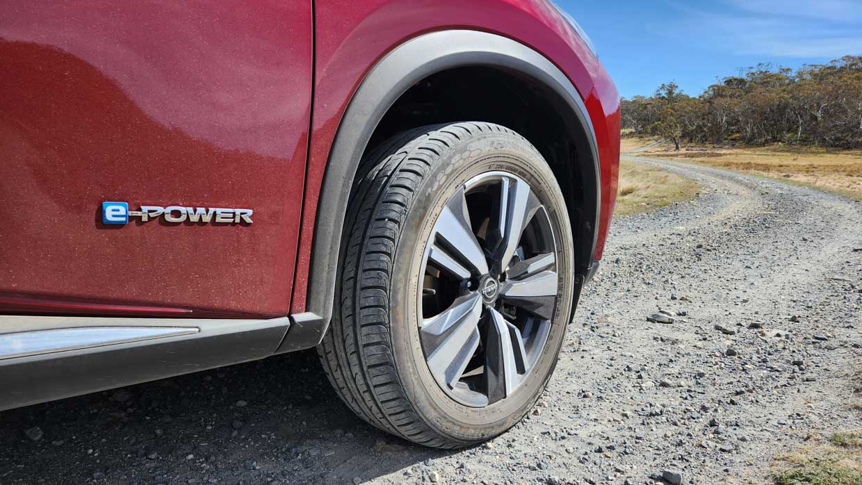 Nissan X-Trail LT 2023 SM wheel close