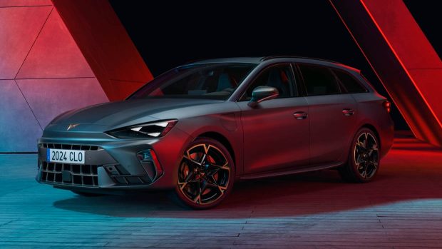 2025 Cupra Leon Sportstourer front 3/4 static