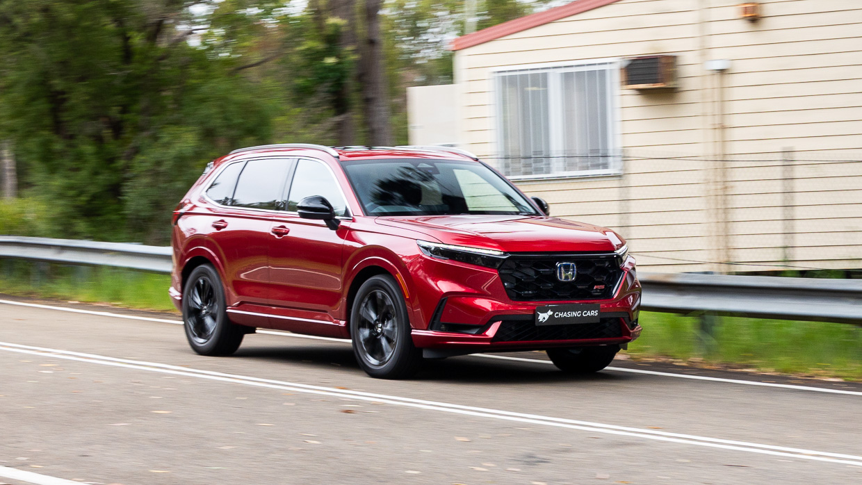 Honda CR-V e-HEV RS 2024 driving front 5