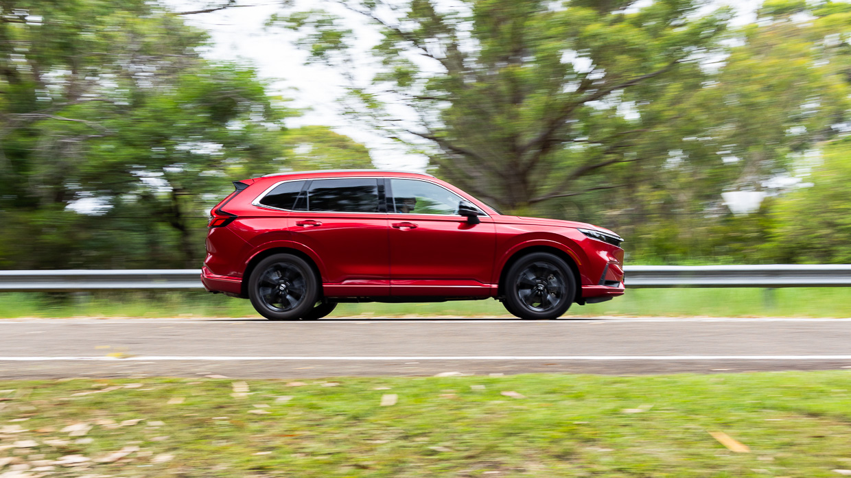 Honda CR-V e-HEV RS 2024 driving side 2