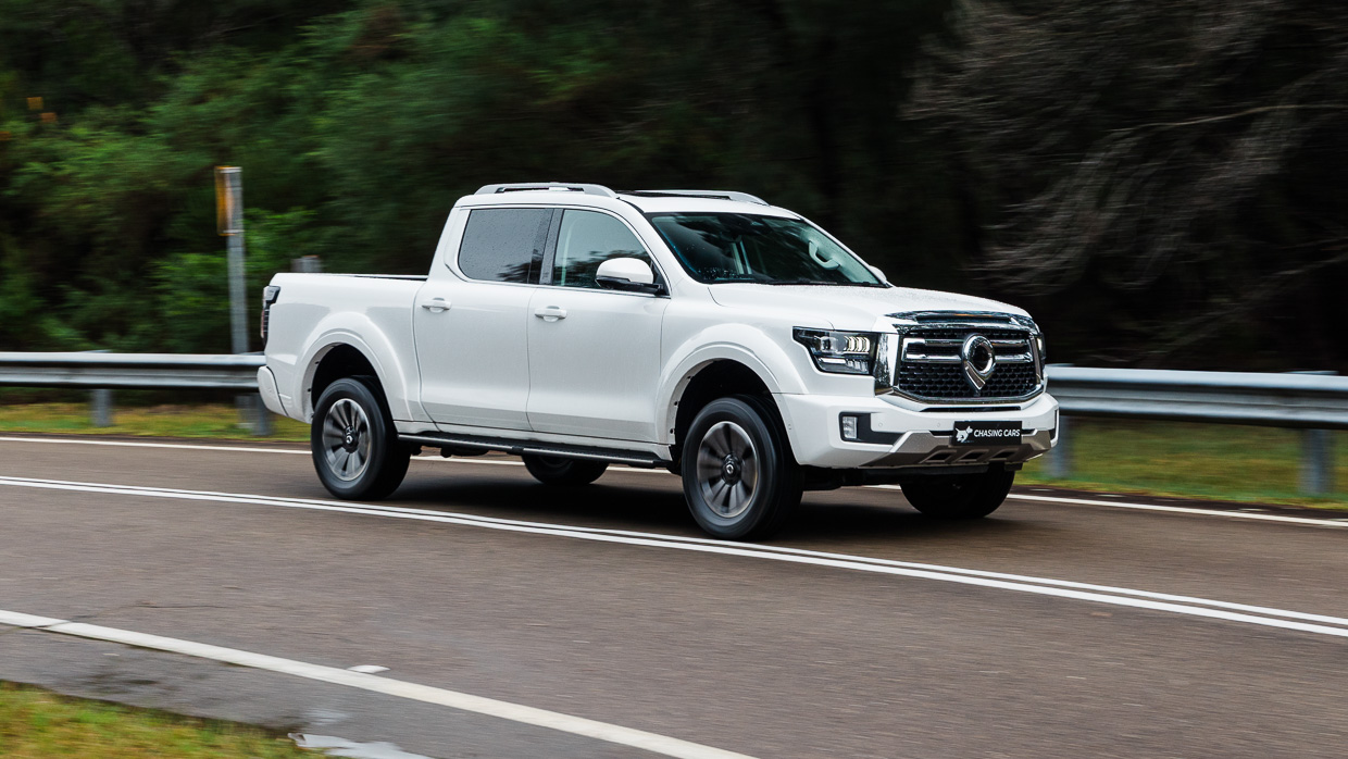 GWM Cannon Alpha Ultra Hybrid 2024 driving front 4