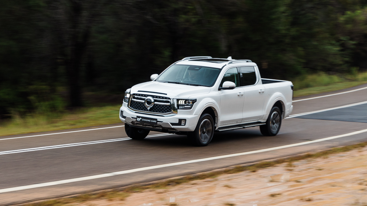 GWM Cannon Alpha Ultra Hybrid 2024 driving front 9