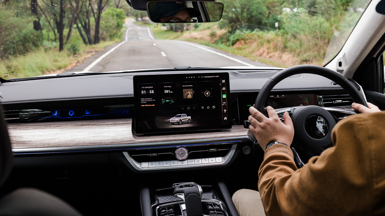 GWM Cannon Alpha Ultra Hybrid 2024 driving interior