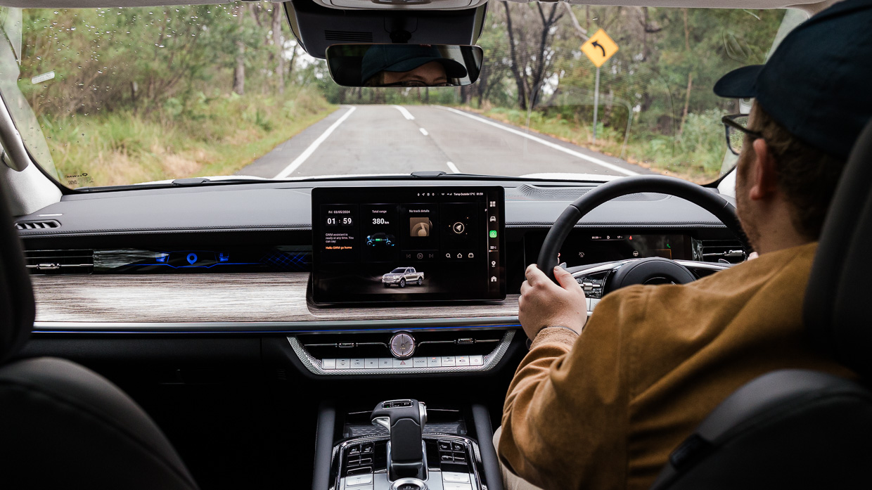 GWM Cannon Alpha Ultra Hybrid 2024 driving interior 2