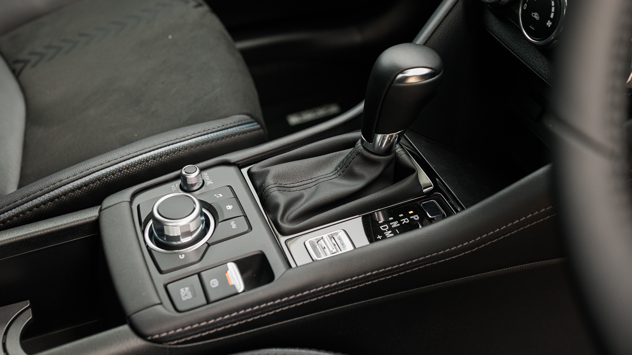 Mazda CX-3 Touring SP 2024 interior shifter