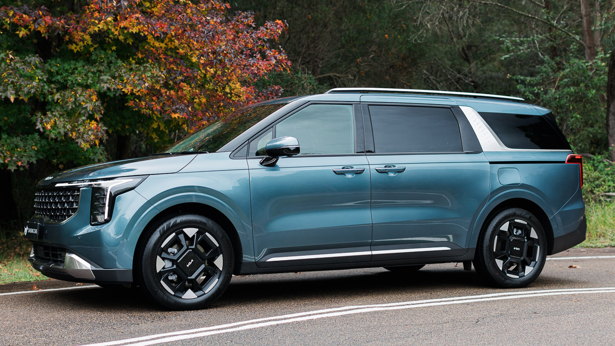 Kia Carnival GTLine Lite 2024 front 3/4 2