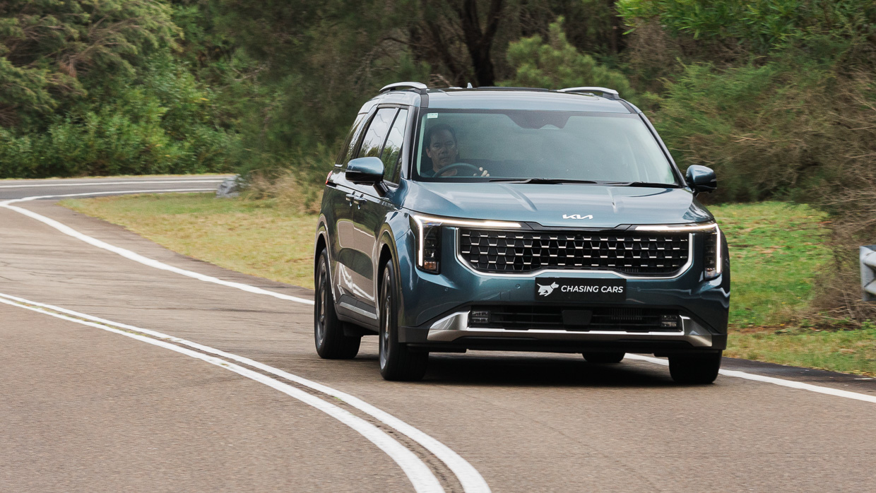 Kia Carnival GT-Line Lite 2024 driving front 5