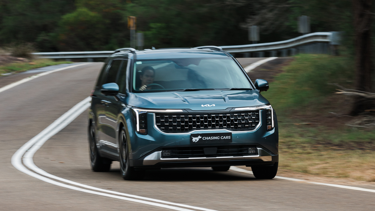 Kia Carnival GT-Line Lite 2024 driving front 8