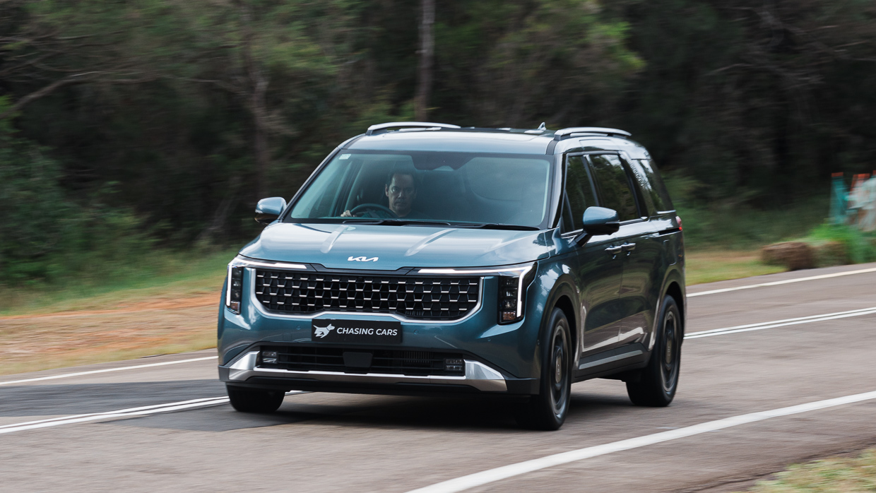 Kia Carnival GT-Line Lite 2024 driving front 9