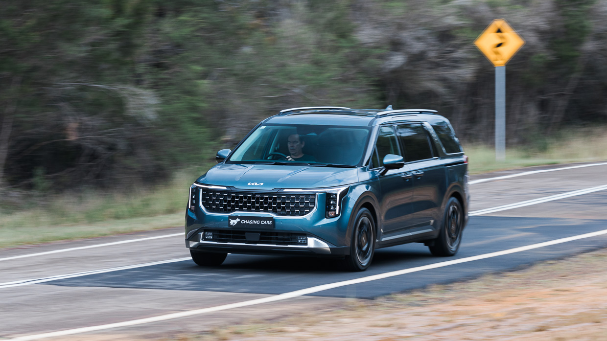 Kia Carnival GT-Line Lite 2024 driving front 10