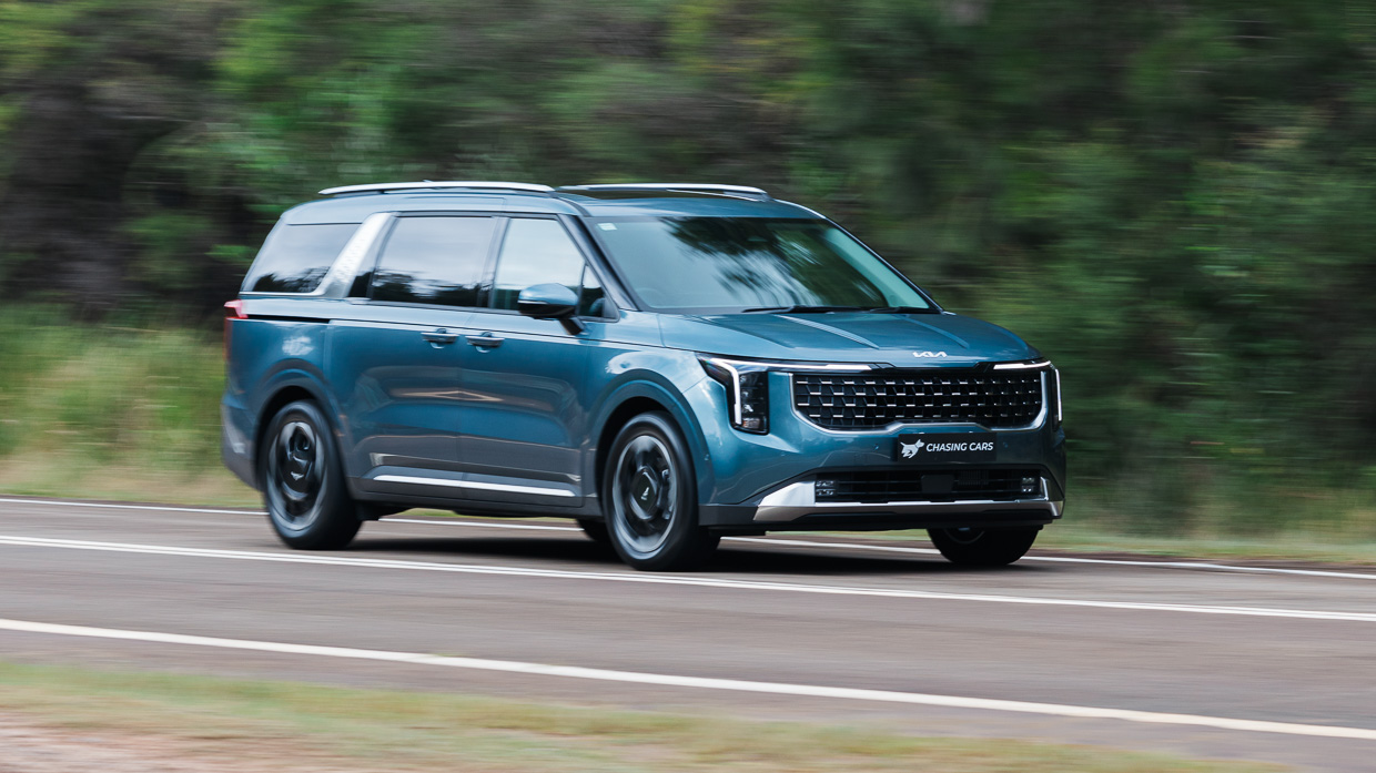 Kia Carnival GT-Line Lite 2024 driving front 11