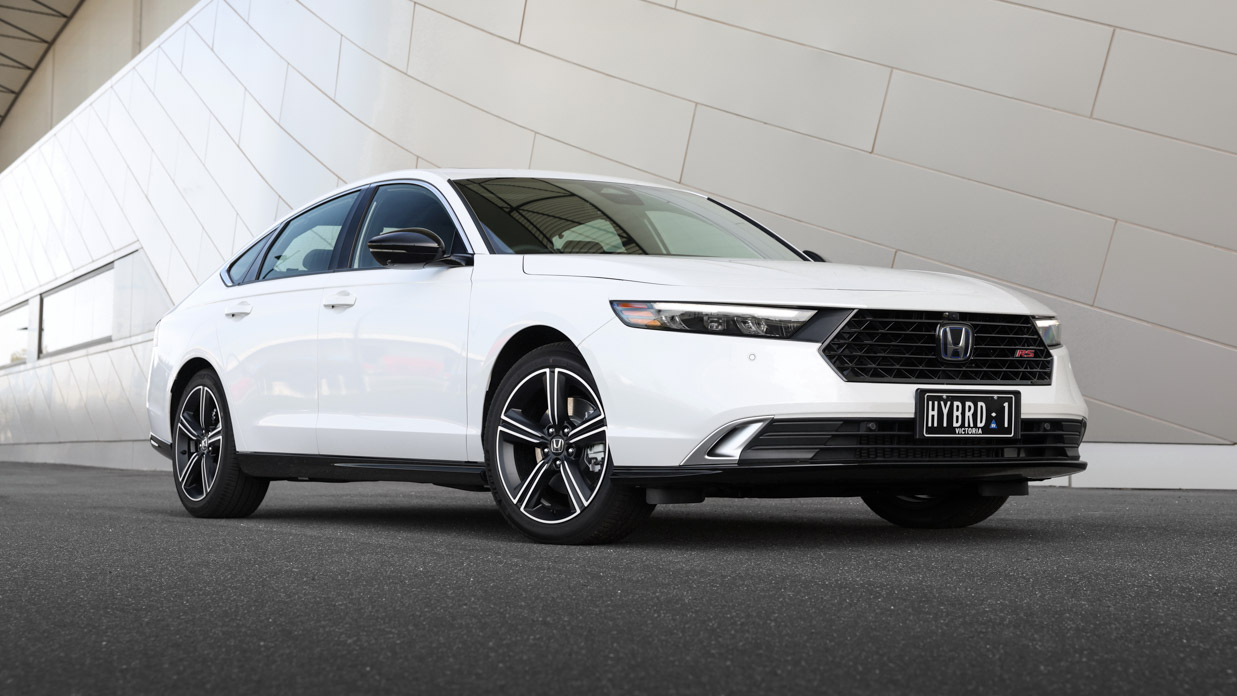 Honda Accord e-HEV RS 2024 front 3/4 2
