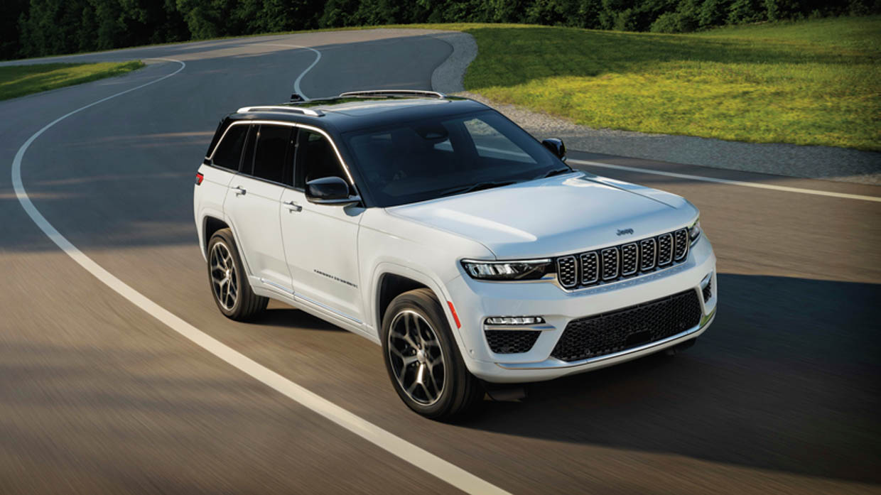 2023 Jeep Broad Cherokee 4xe front 3/4 riding shot