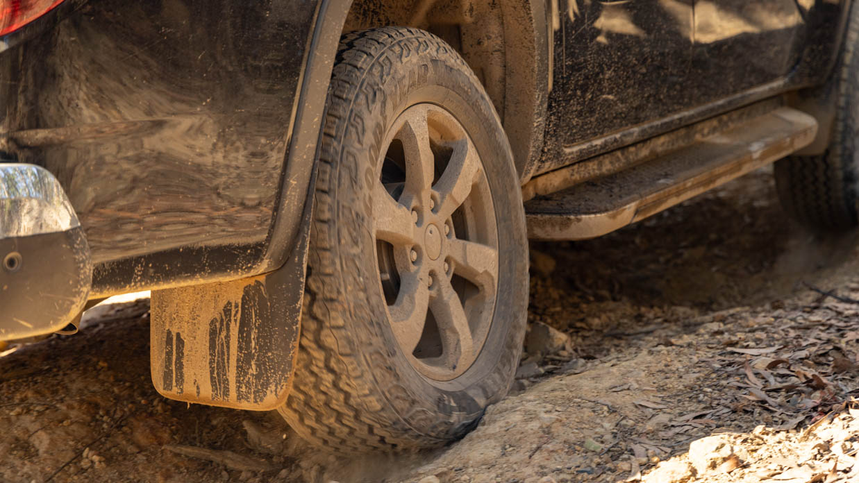 Volkswagen Amarok lifted 2024 off-road rear