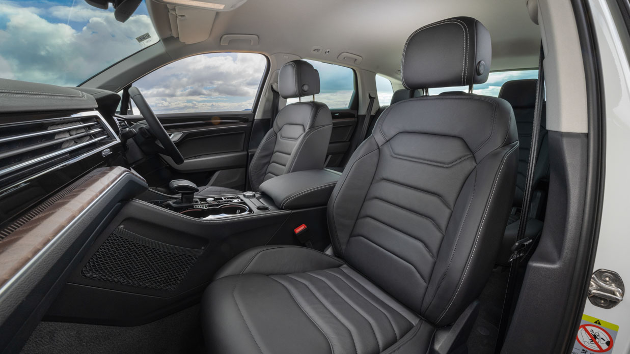 Volkswagen Touareg 170TDI 2024 interior front seats