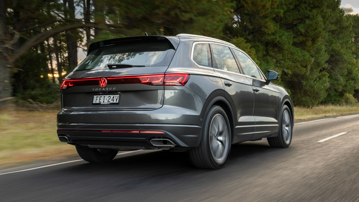 Volkswagen Touareg 210TDI Elegance 2024 driving