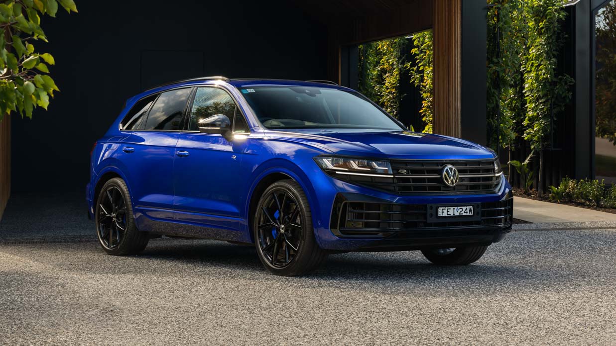 Volkswagen Touareg R 2024 front 3/4
