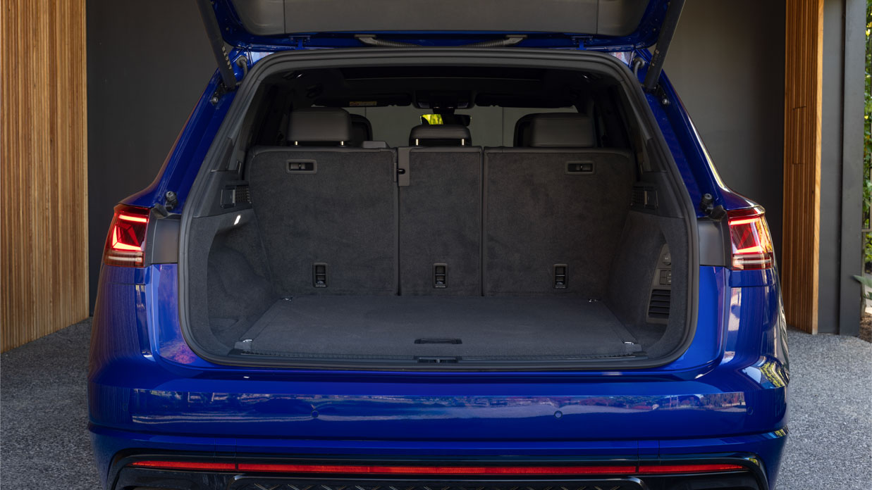 Volkswagen Touareg R 2024 boot 2