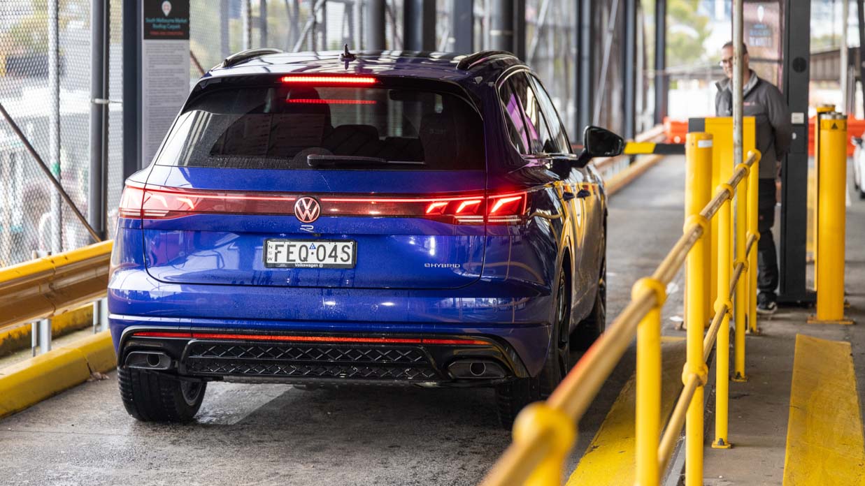 Volkswagen Touareg R 2024 parking