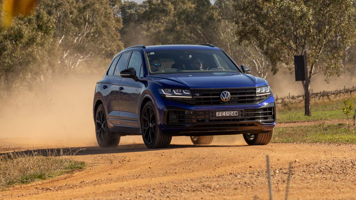 Volkswagen Touareg R 2024 dirt