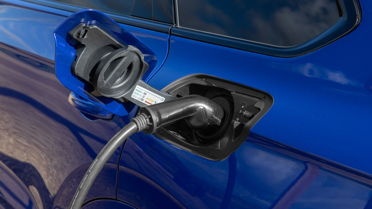 Volkswagen Touareg R 2024 charging 2