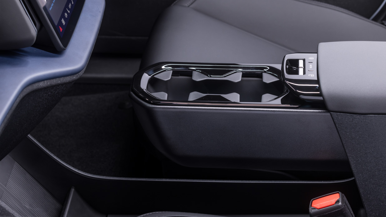 2024 Volvo EX30 interior extendable cupholders