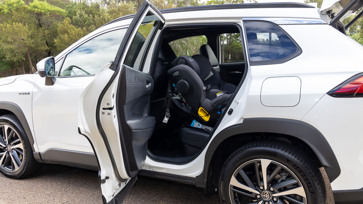 Toyota Corolla Cross Atmos 2024 baby seat 2