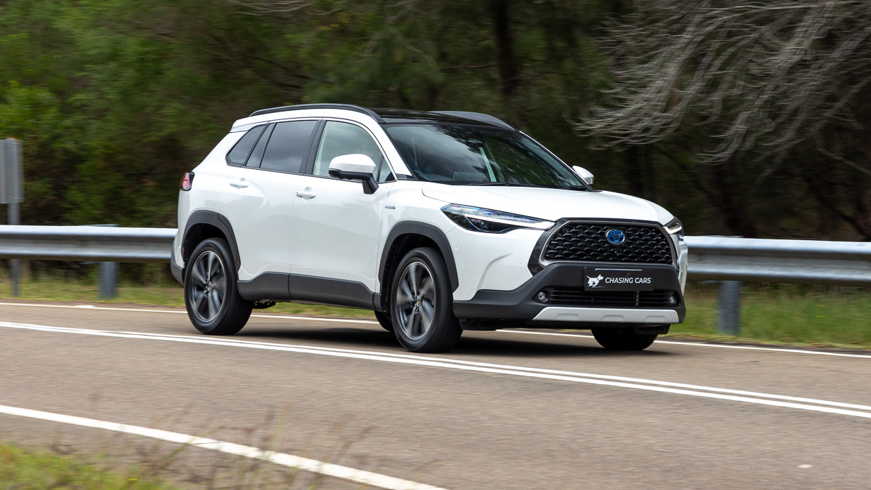 Toyota Corolla Cross Atmos 2024 driving front