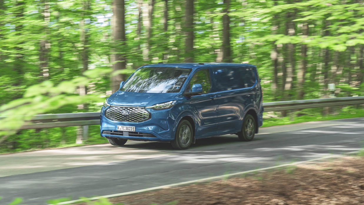 Ford E-Transit Custom 2024 front 3/4 driving 2
