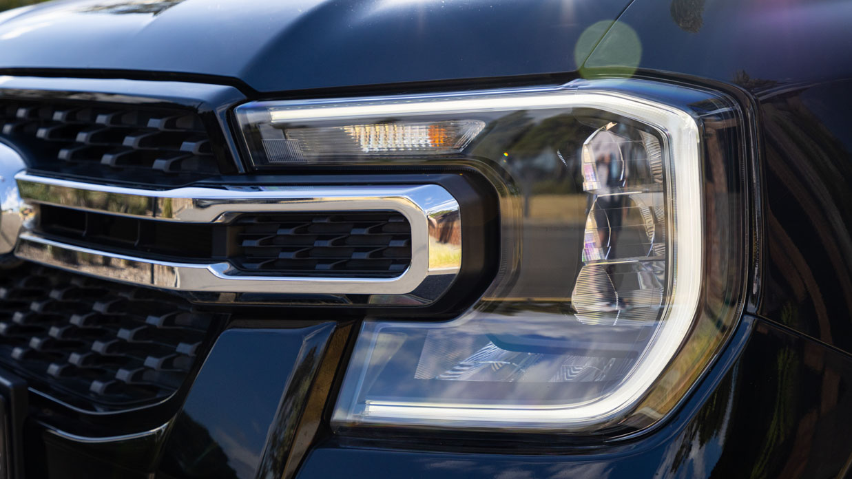 Ford Ranger XLT V6 2024 front close 2