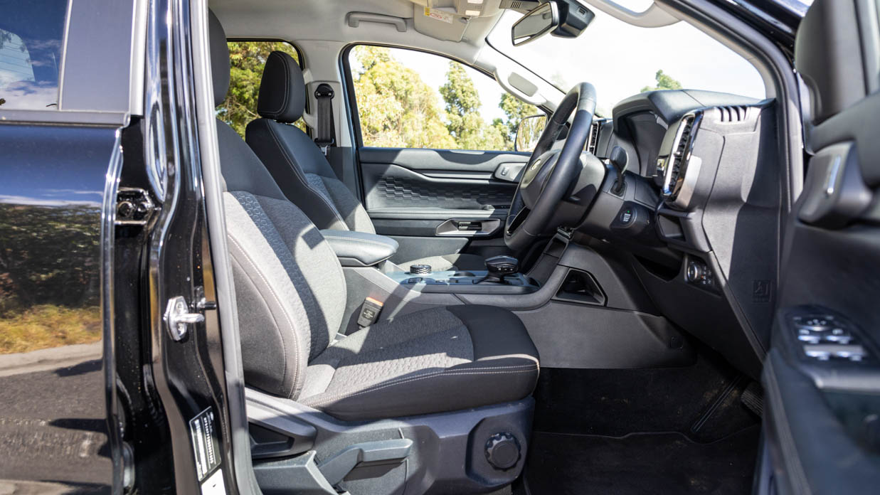 Ford Ranger XLT V6 2024 interior front seat