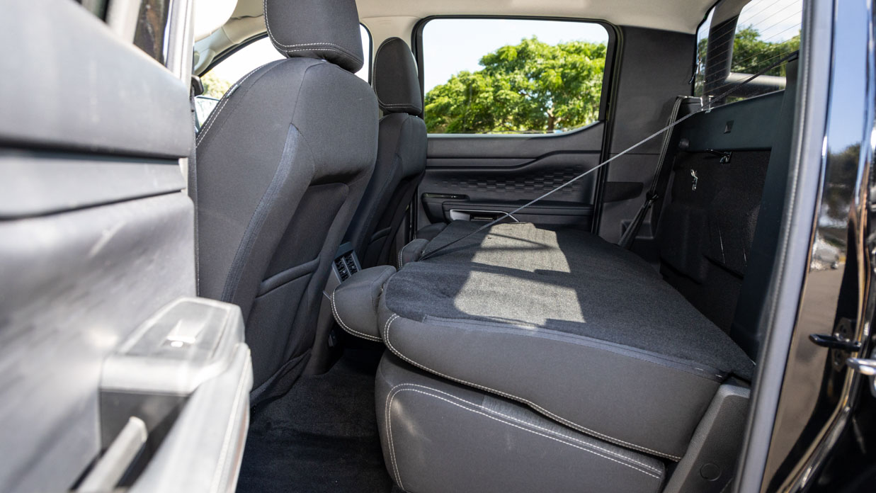 Ford Ranger XLT V6 2024 interior back seat 2