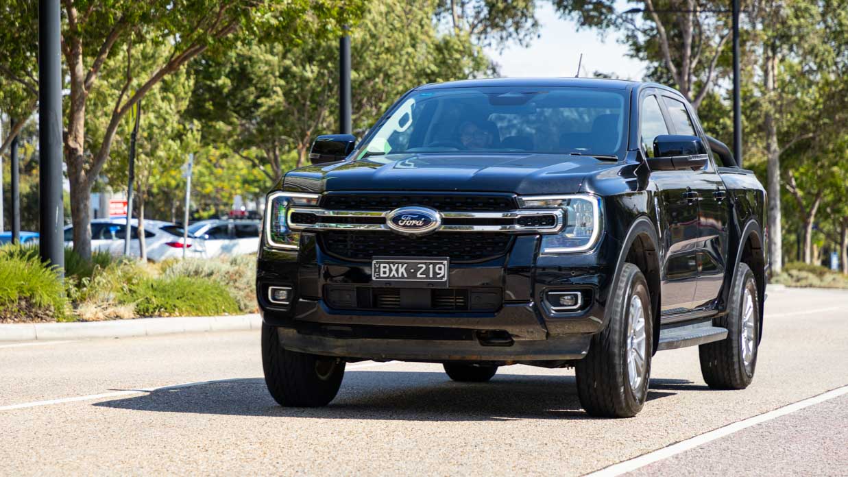 Ford Ranger XLT V6 2024 driving front 3