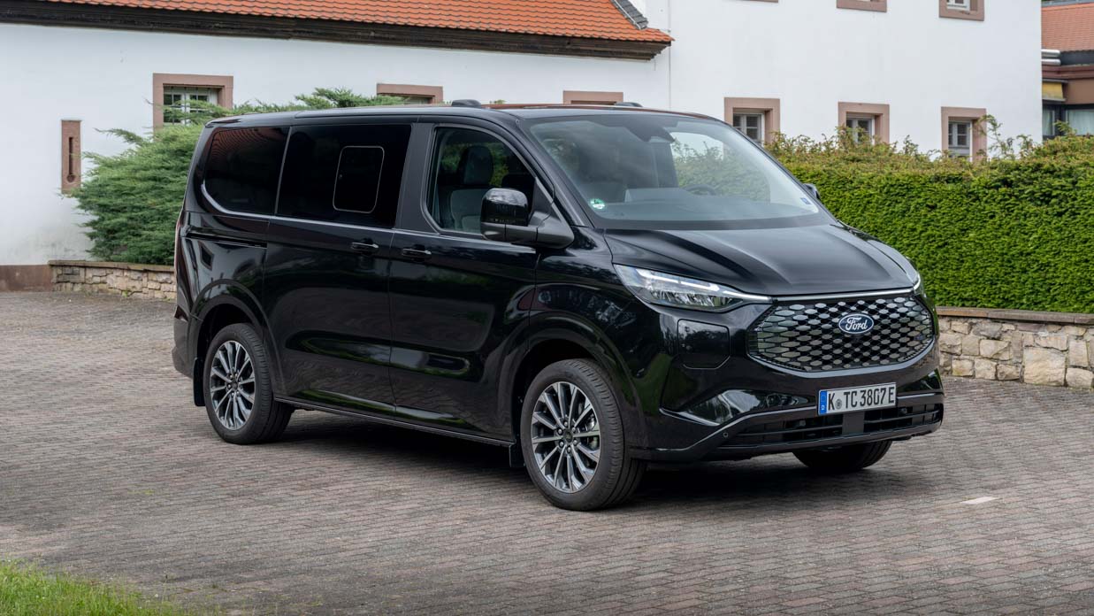 Ford Tourneo Titanium X 2024 front 3/4