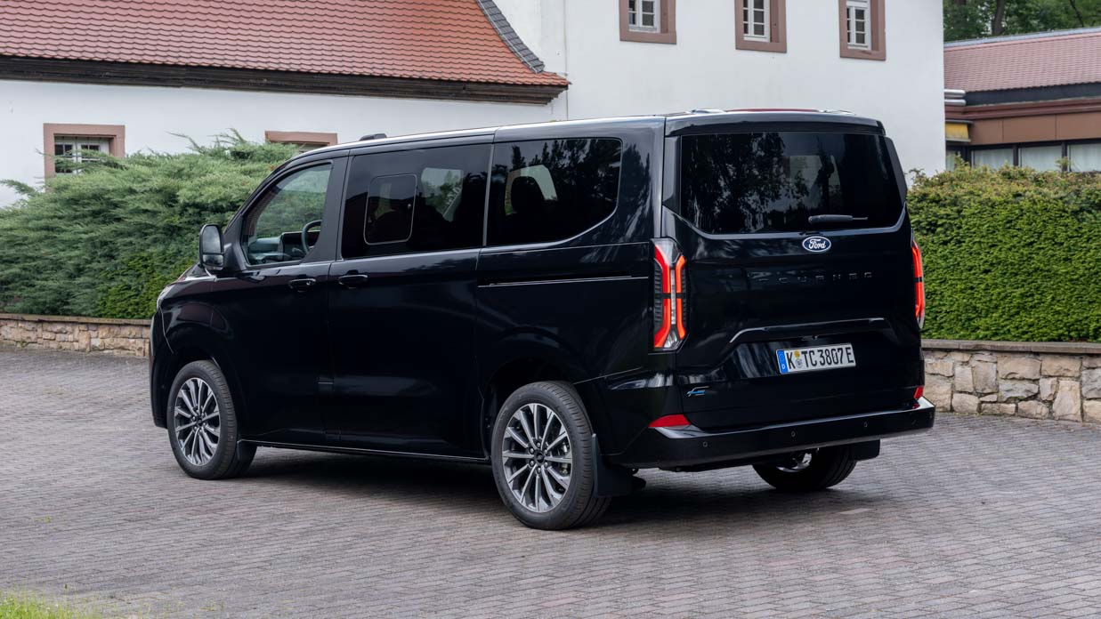 Ford Tourneo Titanium X 2024 rear 3/4