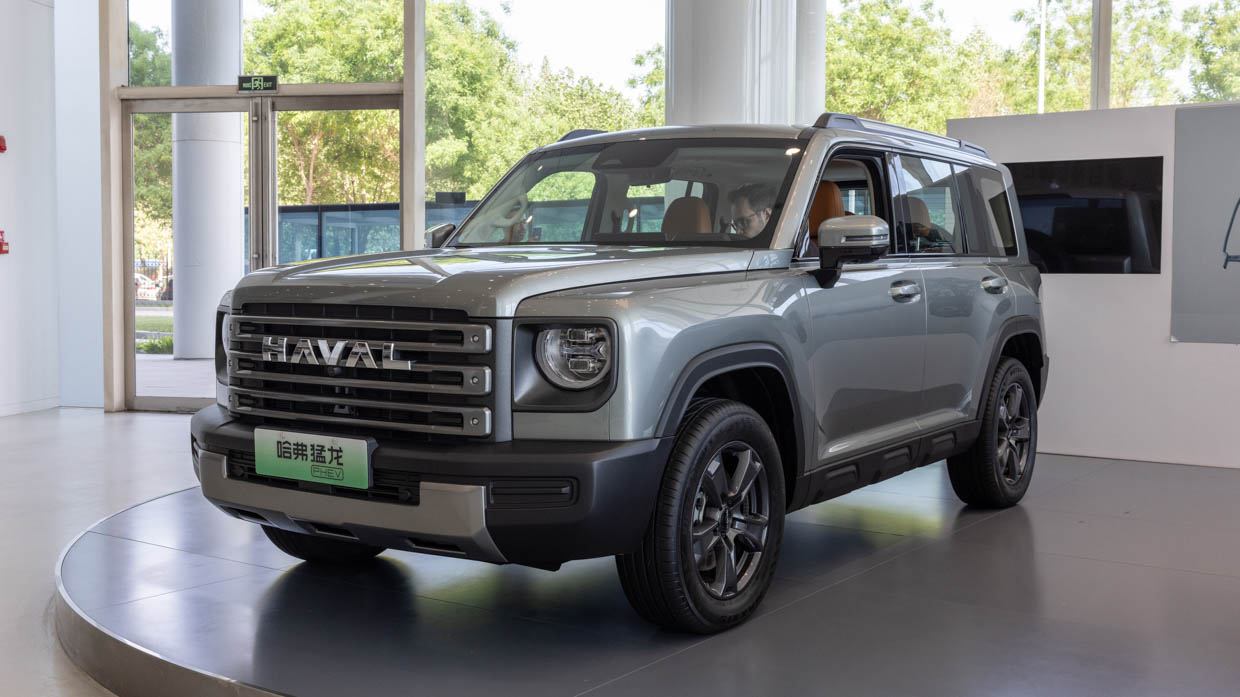 2024 GWM Haval H9 front 3/4 showroom shot