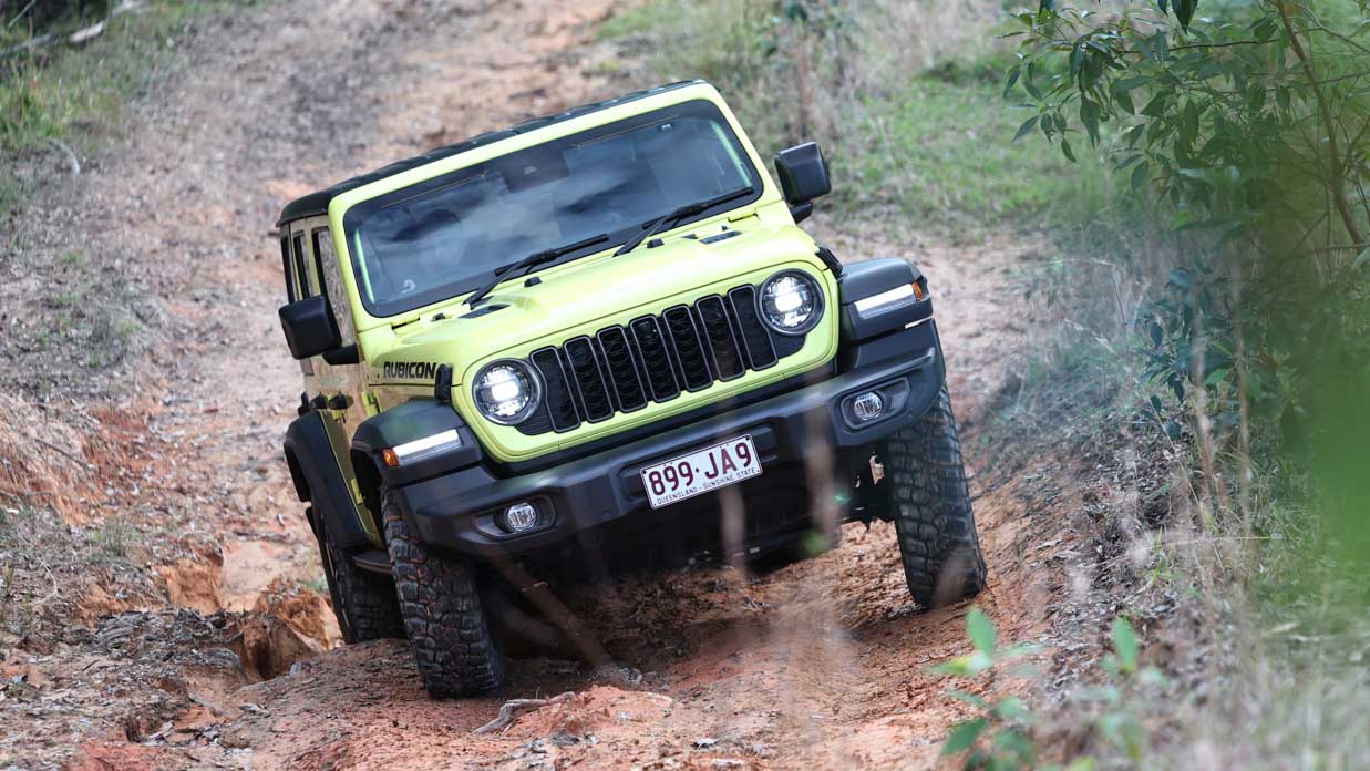 Jeep Wrangler Rubicon 2024 driving dirt hill