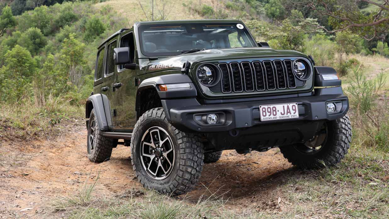 Jeep Wrangler Rubicon 2024 front 3/4 hill