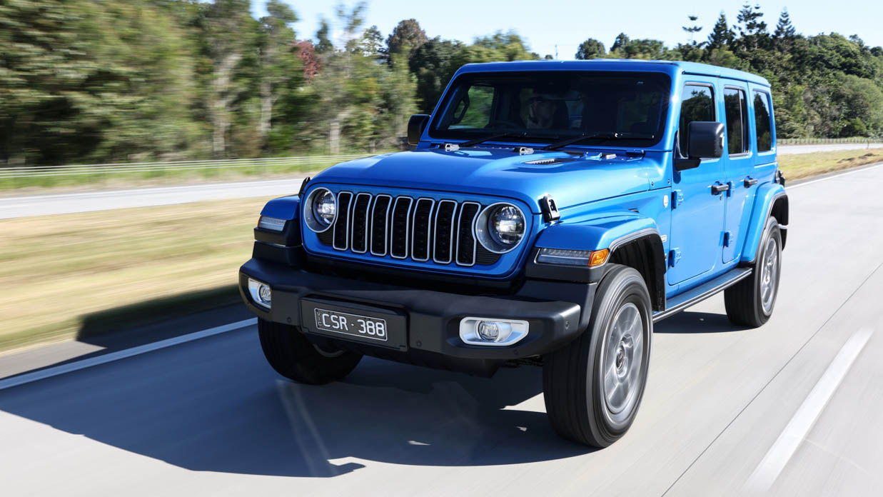Jeep Wrangler Overland 2024 driving