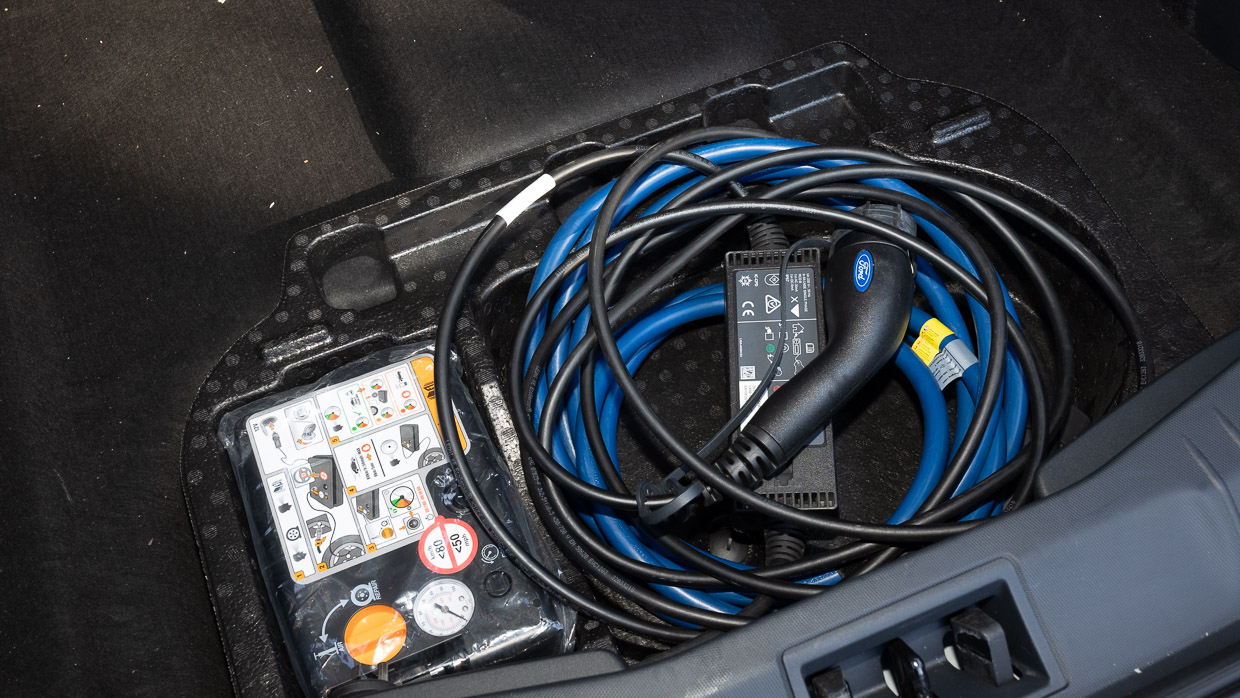 Ford Mustang Mach-E Premium 2024 underfloor