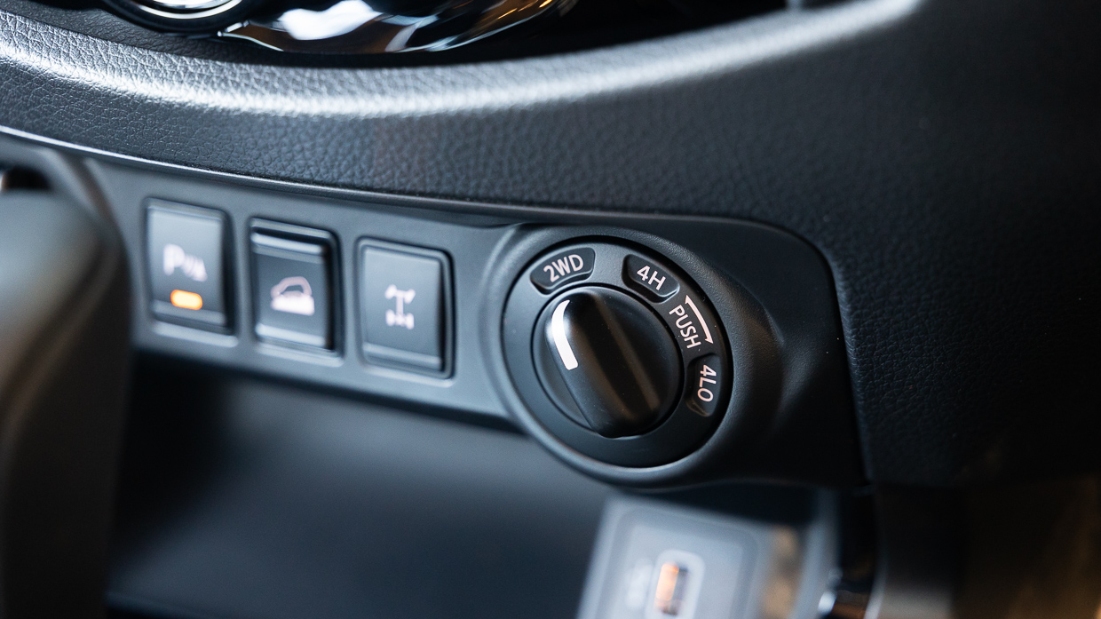 Nissan Navara Pro-4X 2024 4WD selector