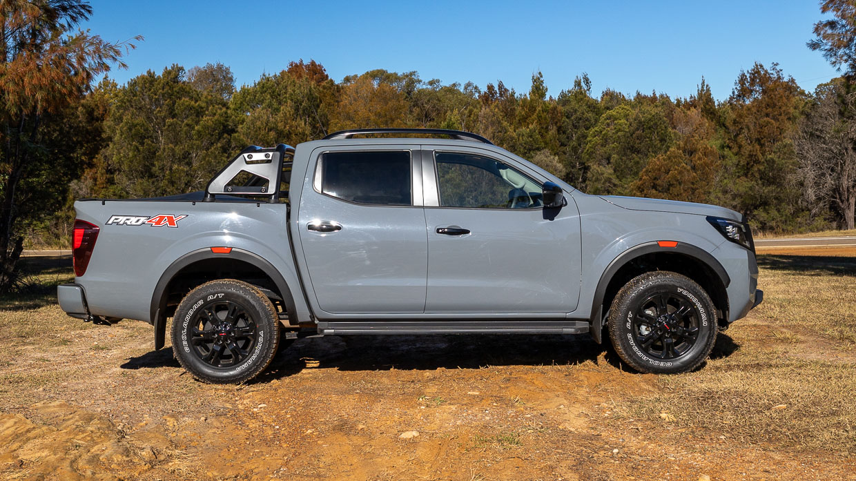 Nissan Navara Pro-4X 2024 side