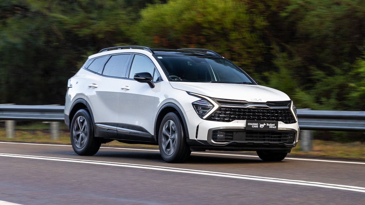 2024 Kia Sportage GT-Line Hybrid LT driving front 2