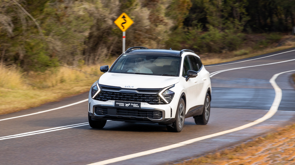 2024 Kia Sportage GT-Line Hybrid LT driving front 3