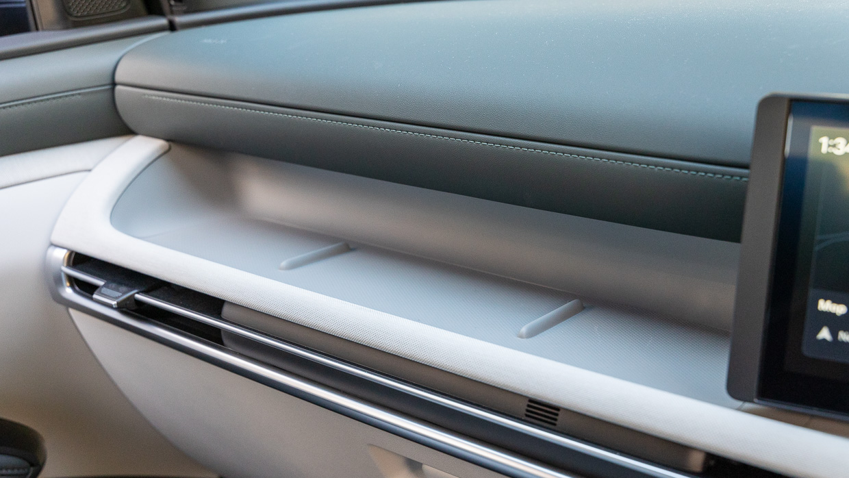 Hyundai Tucson Premium Hybrid 2024 interior shelf