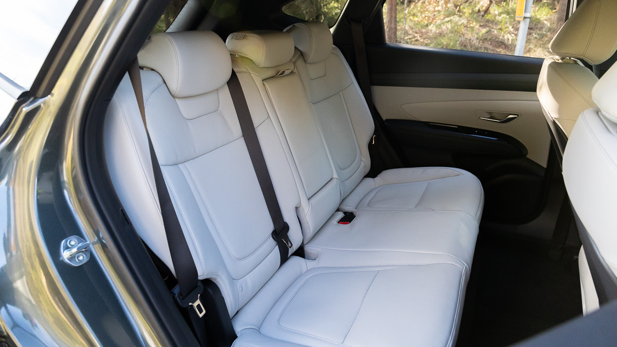 Hyundai Tucson Premium Hybrid 2024 back seat