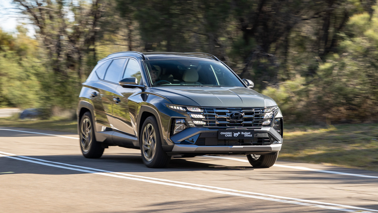 Hyundai Tucson Premium Hybrid 2024 driving front 7