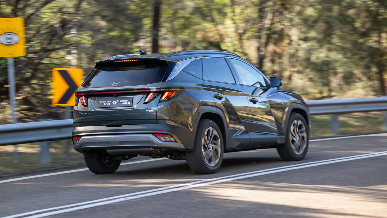Hyundai Tucson Premium Hybrid 2024 driving rear 5