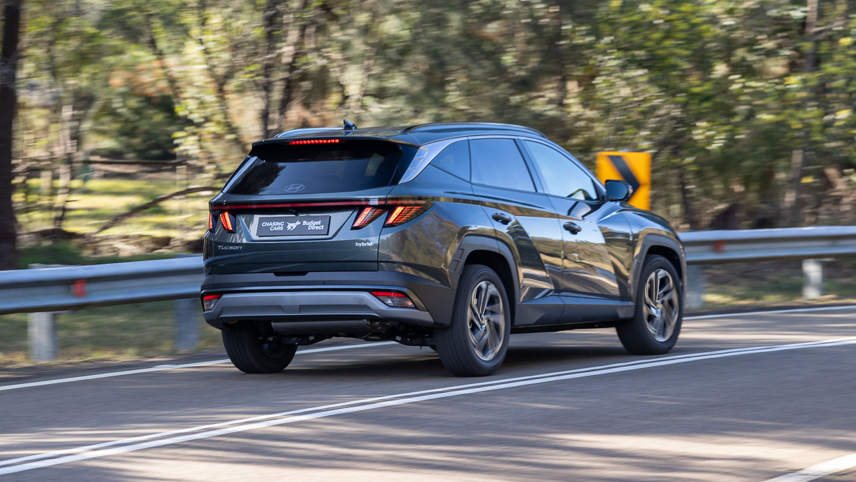 Hyundai Tucson Premium Hybrid 2024 driving rear 3